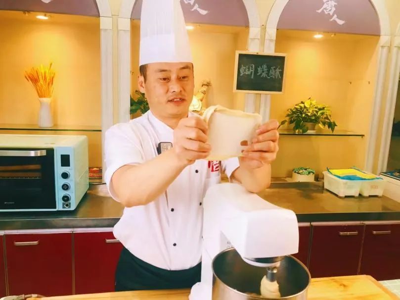 年輕人最愛的網紅店爆款，酥到掉渣的“蝴蝶酥”