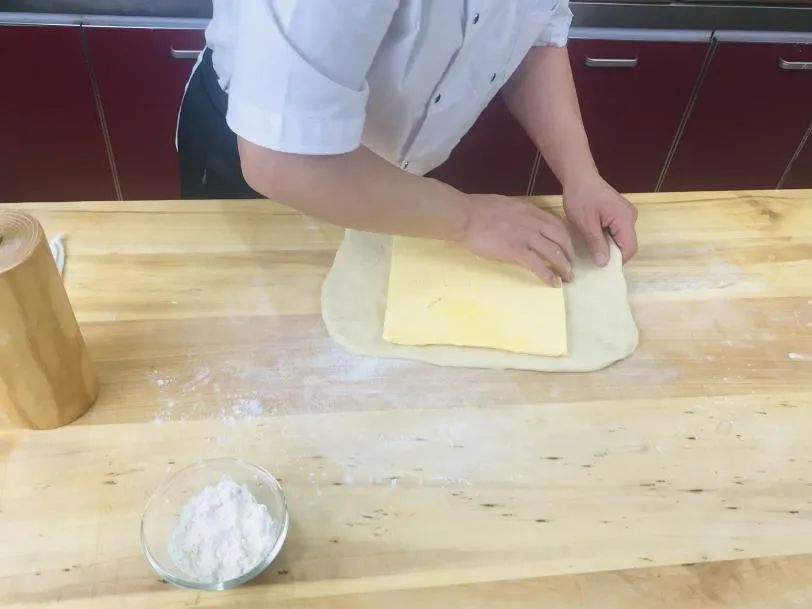 年輕人最愛的網紅店爆款，酥到掉渣的“蝴蝶酥”