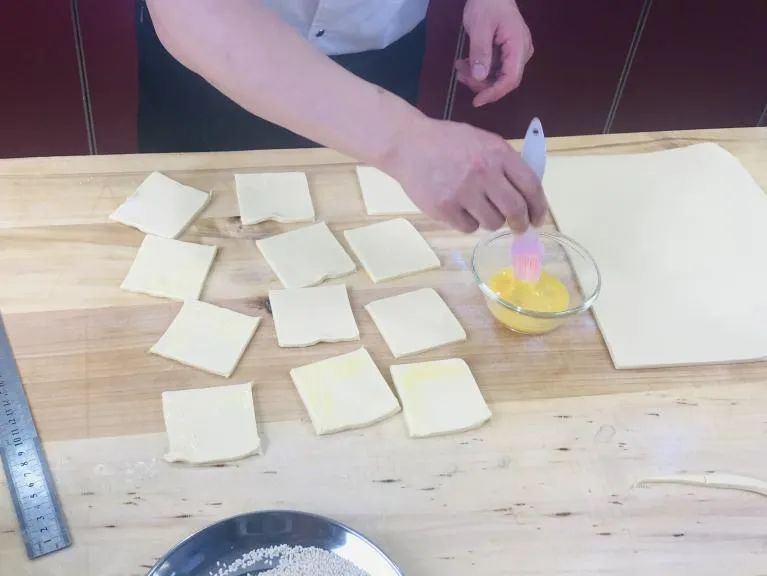 年輕人最愛的網紅店爆款，酥到掉渣的“蝴蝶酥”