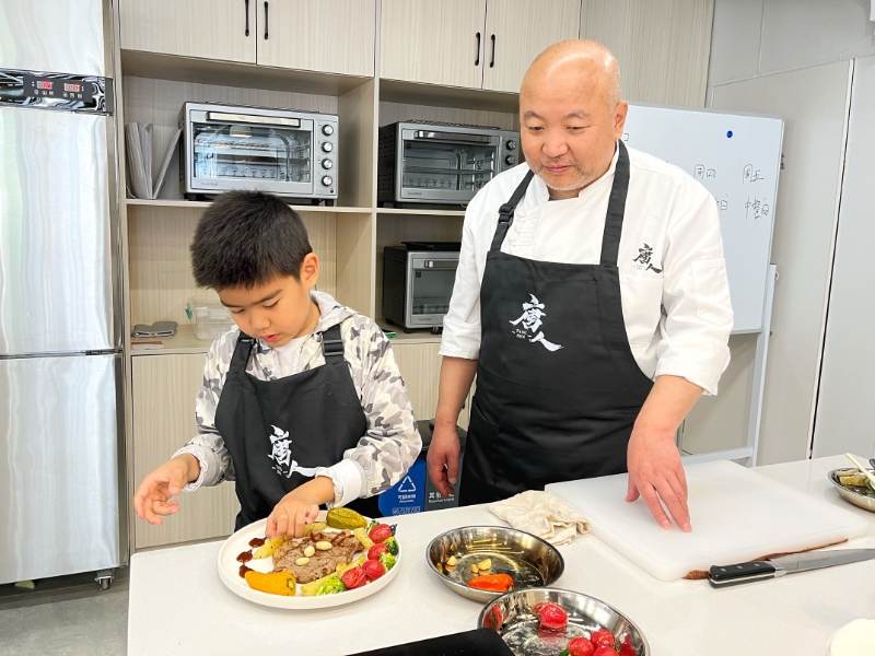 小朋友學習製作牛排