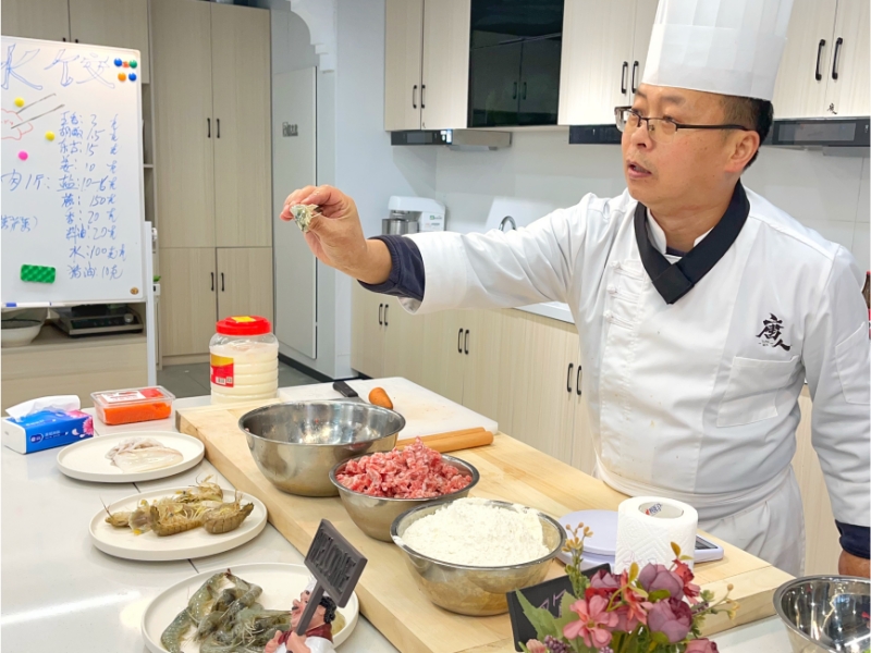 學習製作海鮮大餡餃子